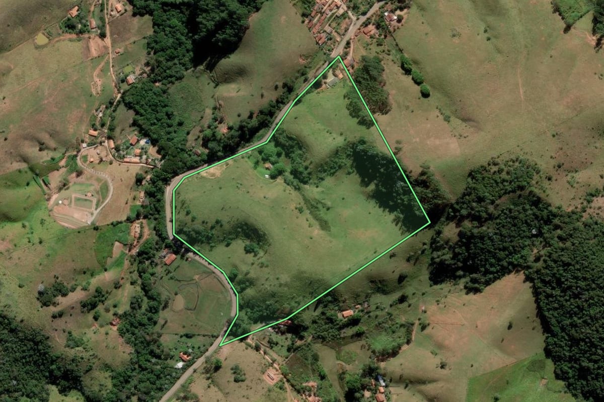 Imagem de satélite do imóvel rural em São Luiz do Paraitinga (SP), com o contorno declarado no CAR desenhado por cima.