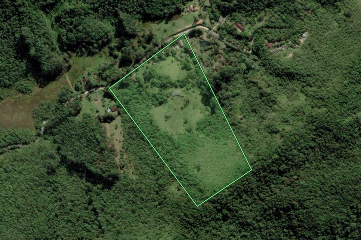 Imagem de satélite do imóvel rural em São Luiz do Paraitinga (SP), com o contorno declarado no CAR desenhado por cima.