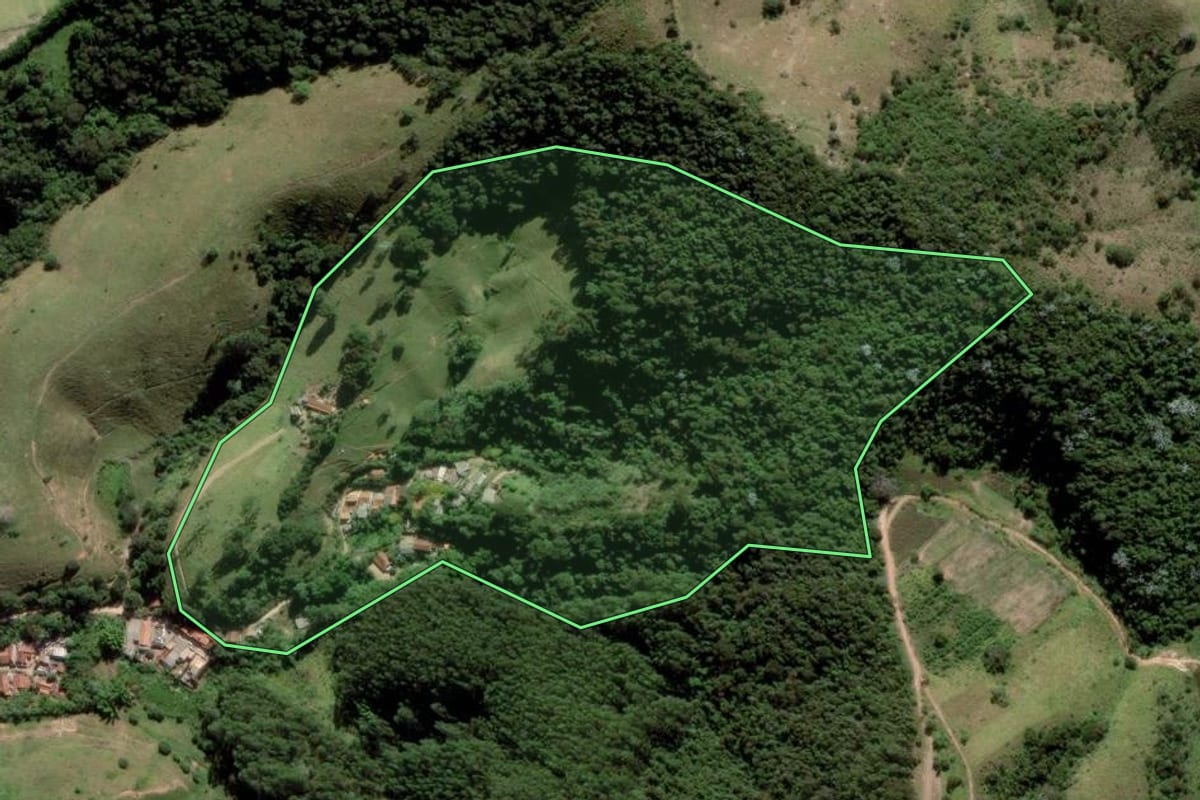 Imagem de satélite do imóvel rural em São Luiz do Paraitinga (SP), com o contorno declarado no CAR desenhado por cima.