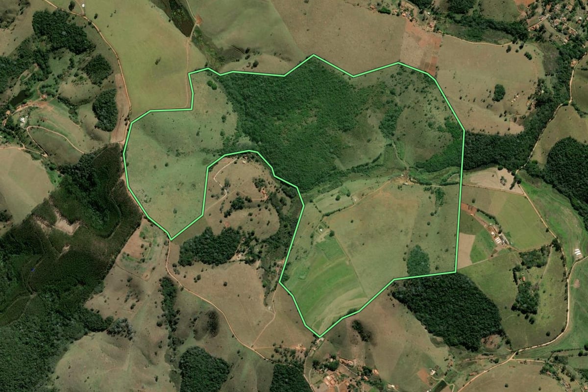 Imagem de satélite do imóvel rural em São Luiz do Paraitinga (SP), com o contorno declarado no CAR desenhado por cima.
