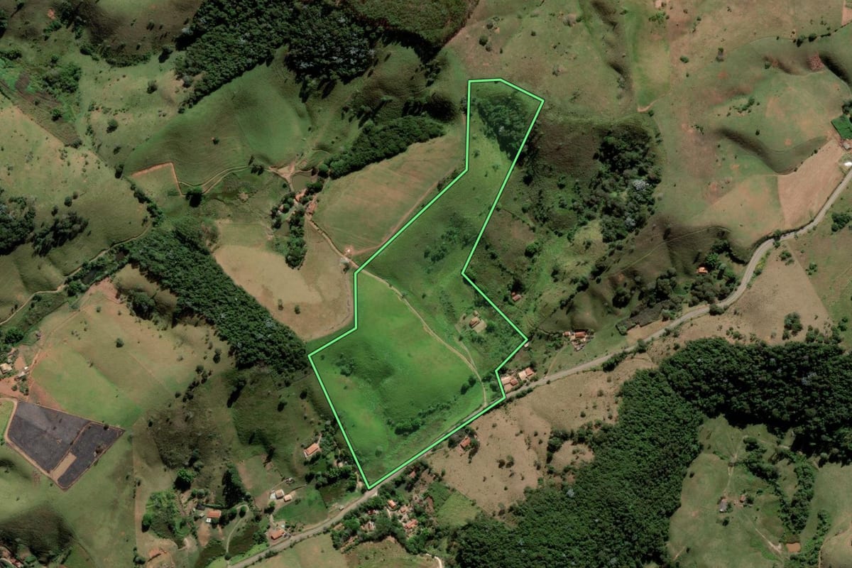 Imagem de satélite do imóvel rural em São Luiz do Paraitinga (SP), com o contorno declarado no CAR desenhado por cima.