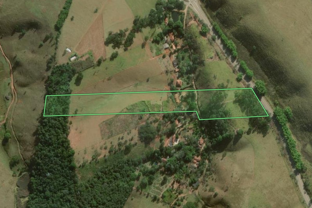 Imagem de satélite do imóvel rural em São Luiz do Paraitinga (SP), com o contorno declarado no CAR desenhado por cima.