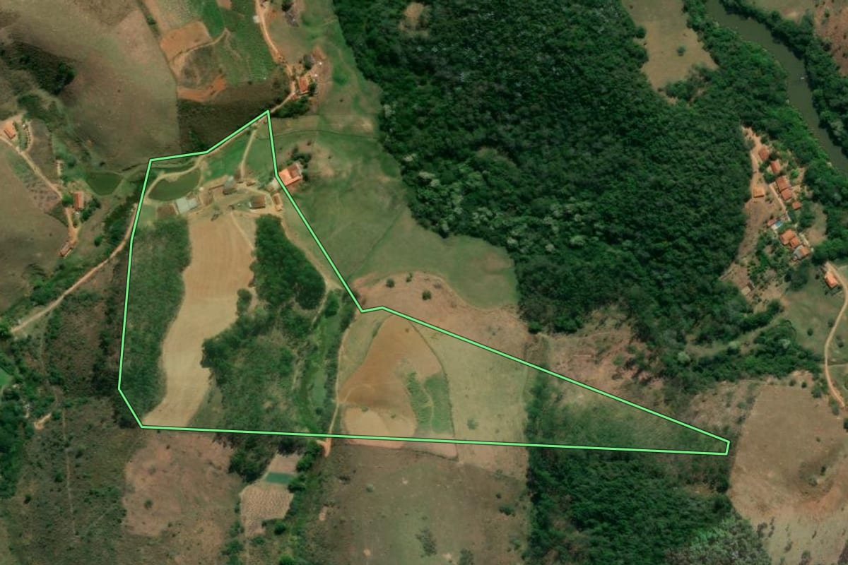 Imagem de satélite do imóvel rural em São Luiz do Paraitinga (SP), com o contorno declarado no CAR desenhado por cima.