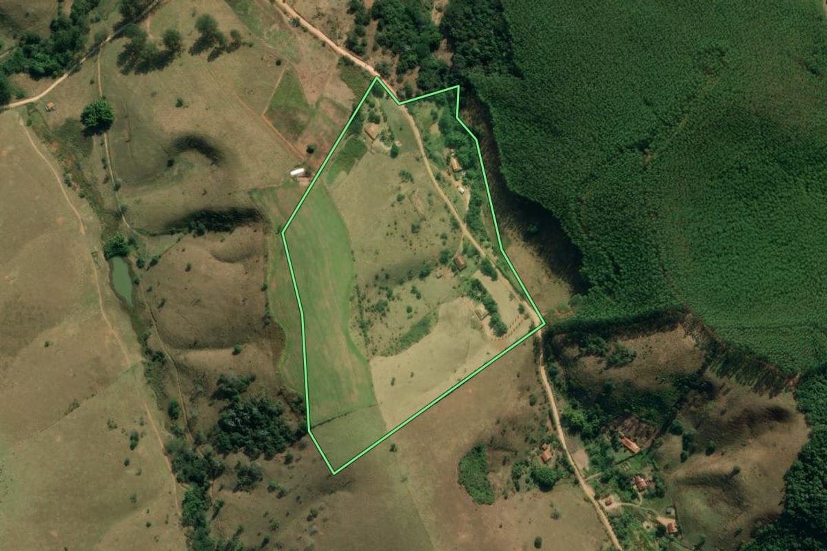 Imagem de satélite do imóvel rural em São Luiz do Paraitinga (SP), com o contorno declarado no CAR desenhado por cima.