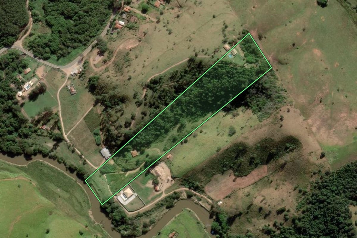 Imagem de satélite do imóvel rural em São Luiz do Paraitinga (SP), com o contorno declarado no CAR desenhado por cima.