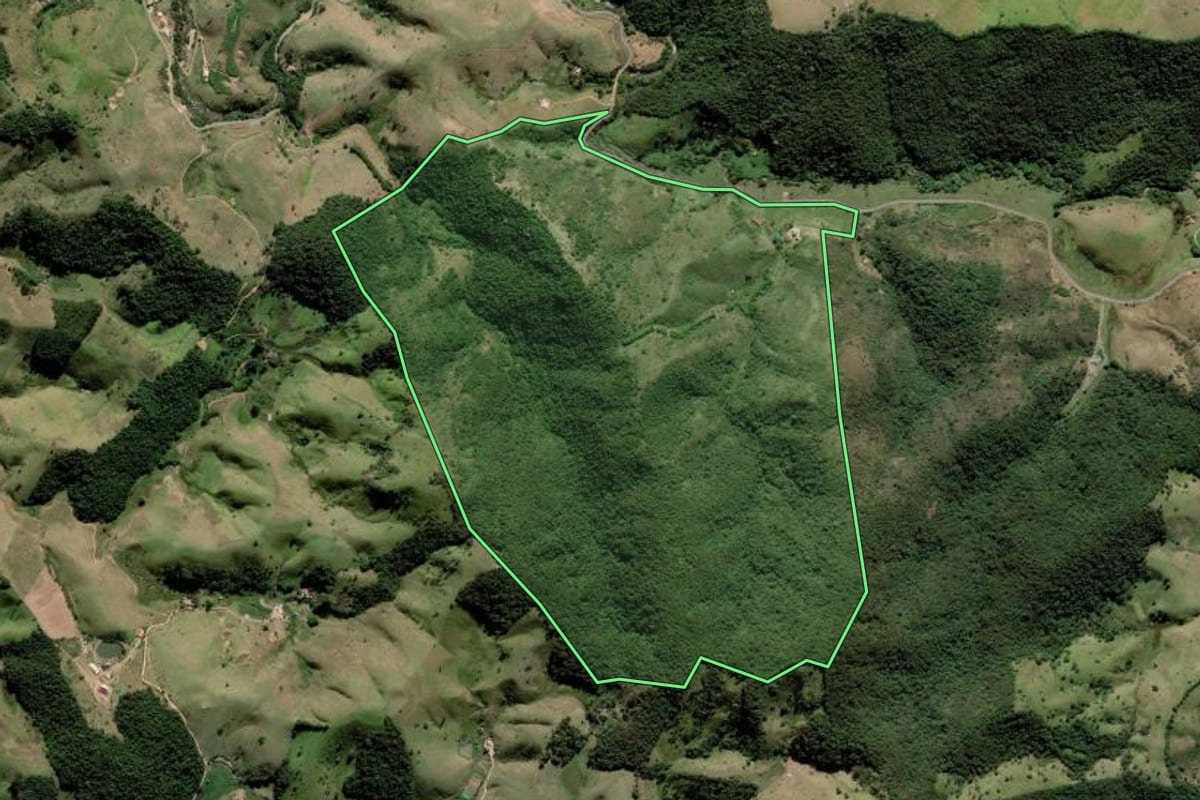 Imagem de satélite do imóvel rural em São Luiz do Paraitinga (SP), com o contorno declarado no CAR desenhado por cima.