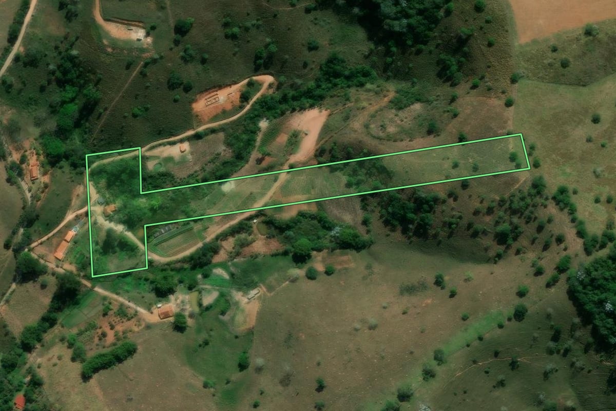 Imagem de satélite do imóvel rural em São Luiz do Paraitinga (SP), com o contorno declarado no CAR desenhado por cima.