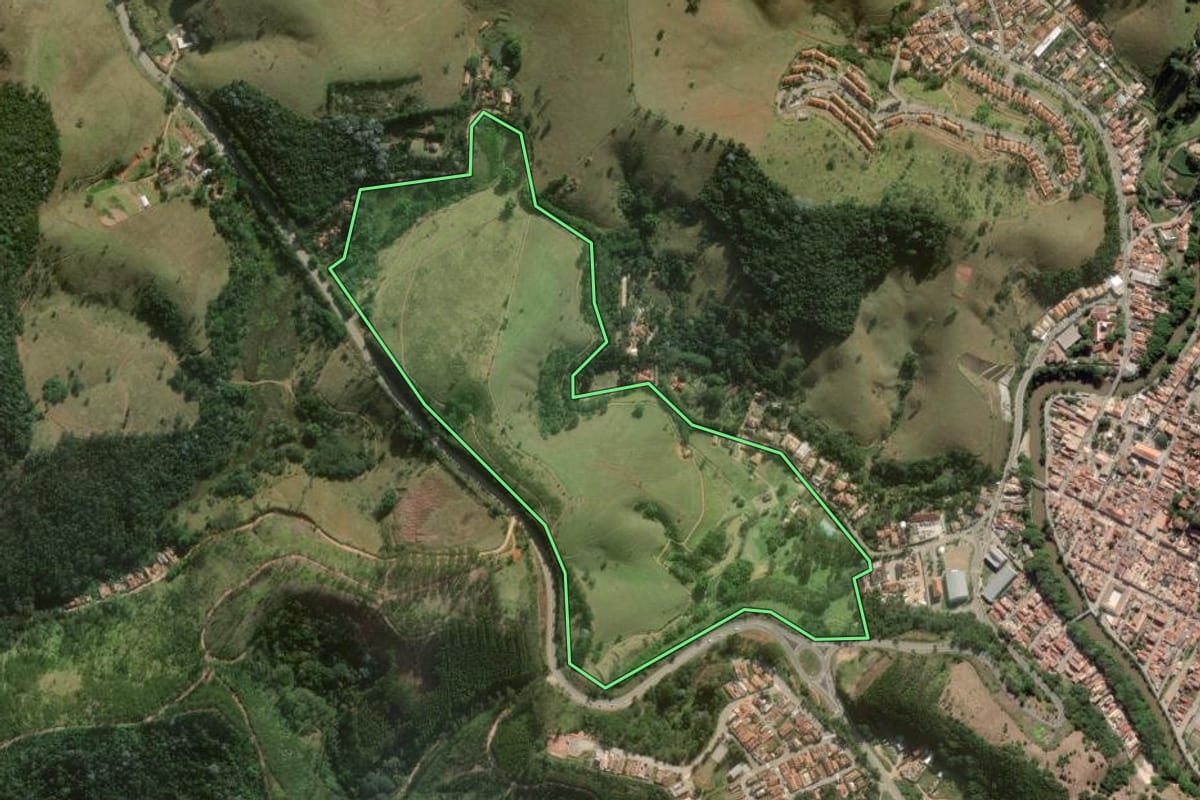 Imagem de satélite do imóvel rural em São Luiz do Paraitinga (SP), com o contorno declarado no CAR desenhado por cima.
