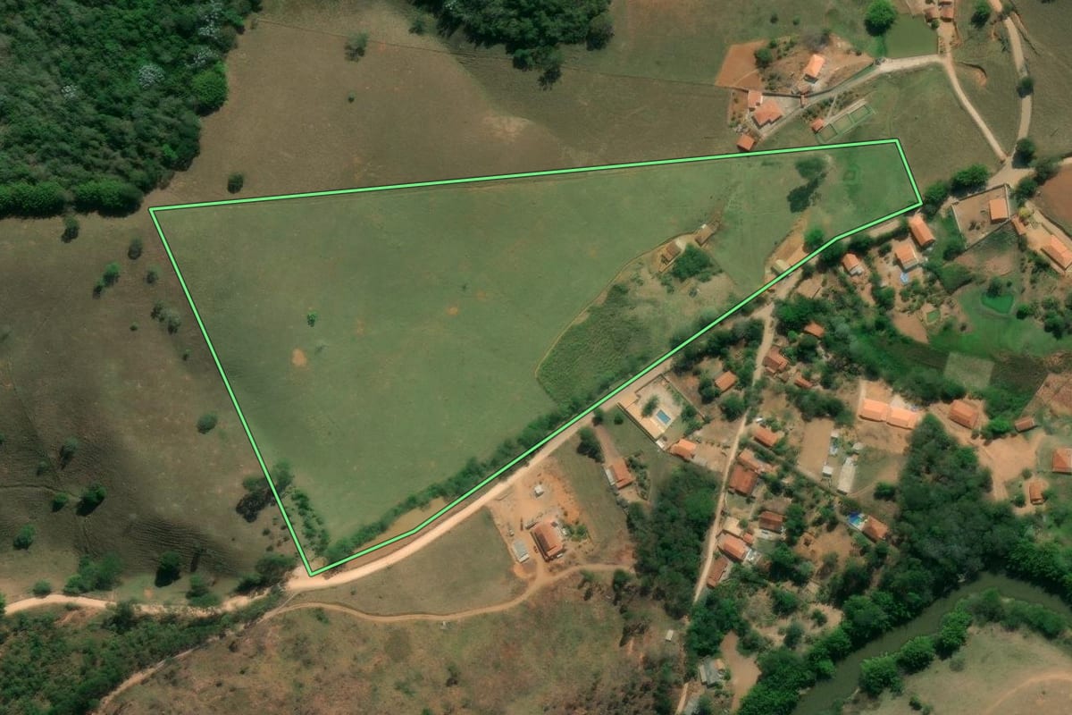 Imagem de satélite do imóvel rural em São Luiz do Paraitinga (SP), com o contorno declarado no CAR desenhado por cima.