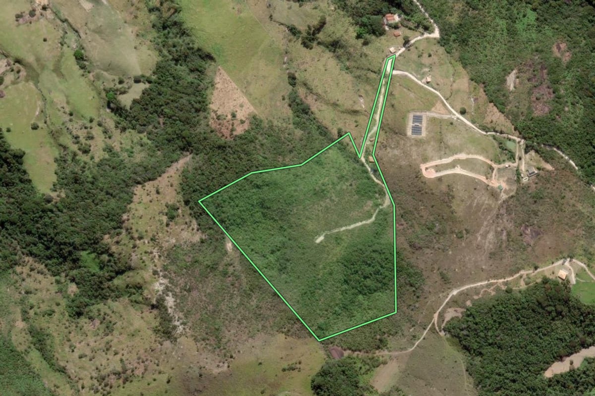 Imagem de satélite do imóvel rural em São Luiz do Paraitinga (SP), com o contorno declarado no CAR desenhado por cima.