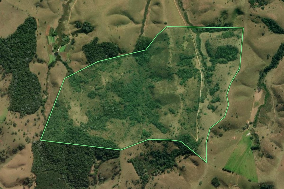 Imagem de satélite do imóvel rural em São Luiz do Paraitinga (SP), com o contorno declarado no CAR desenhado por cima.