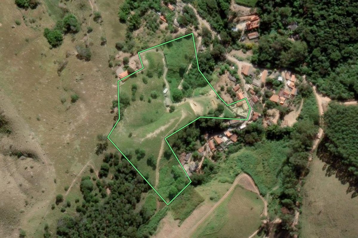 Imagem de satélite do imóvel rural em São Luiz do Paraitinga (SP), com o contorno declarado no CAR desenhado por cima.