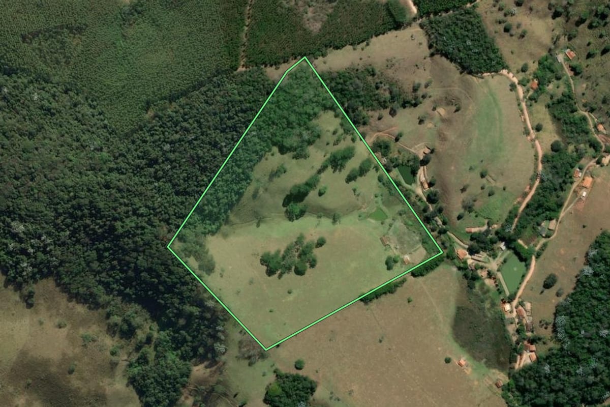 Imagem de satélite do imóvel rural em São Luiz do Paraitinga (SP), com o contorno declarado no CAR desenhado por cima.