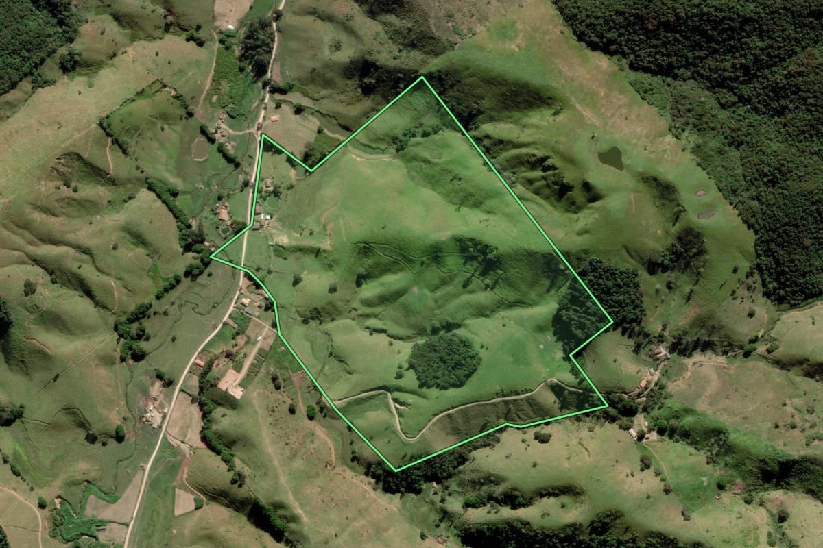 Imagem de satélite do imóvel rural em São Luiz do Paraitinga (SP), com o contorno declarado no CAR desenhado por cima.