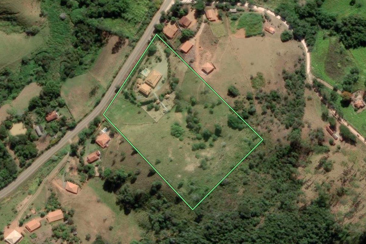 Imagem de satélite do imóvel rural em São Luiz do Paraitinga (SP), com o contorno declarado no CAR desenhado por cima.