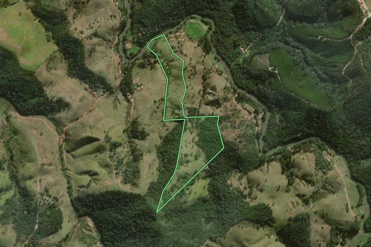 Imagem de satélite do imóvel rural em São Luiz do Paraitinga (SP), com o contorno declarado no CAR desenhado por cima.