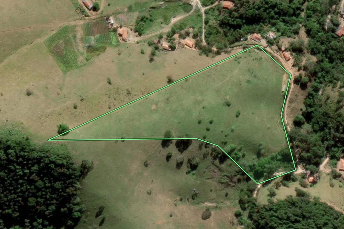 Imagem de satélite do imóvel rural em São Luiz do Paraitinga (SP), com o contorno declarado no CAR desenhado por cima.