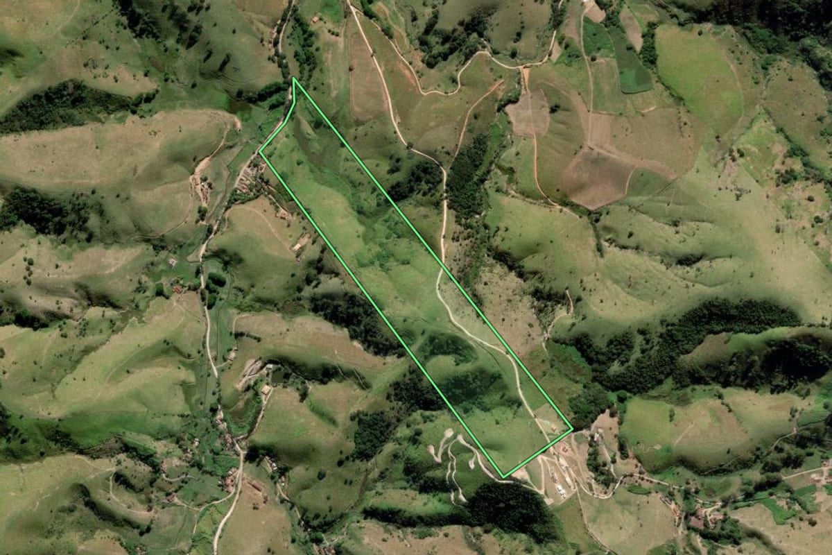 Imagem de satélite do imóvel rural em São Luiz do Paraitinga (SP), com o contorno declarado no CAR desenhado por cima.