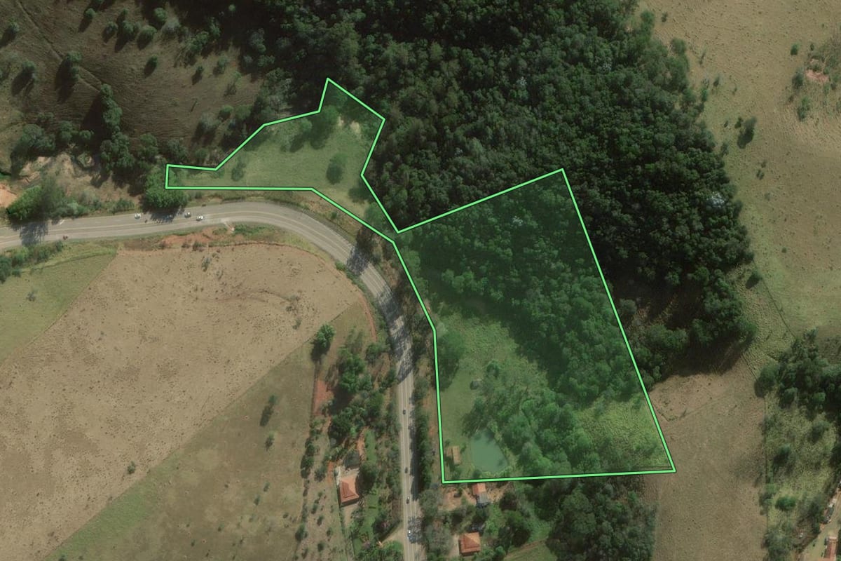 Imagem de satélite do imóvel rural em São Luiz do Paraitinga (SP), com o contorno declarado no CAR desenhado por cima.