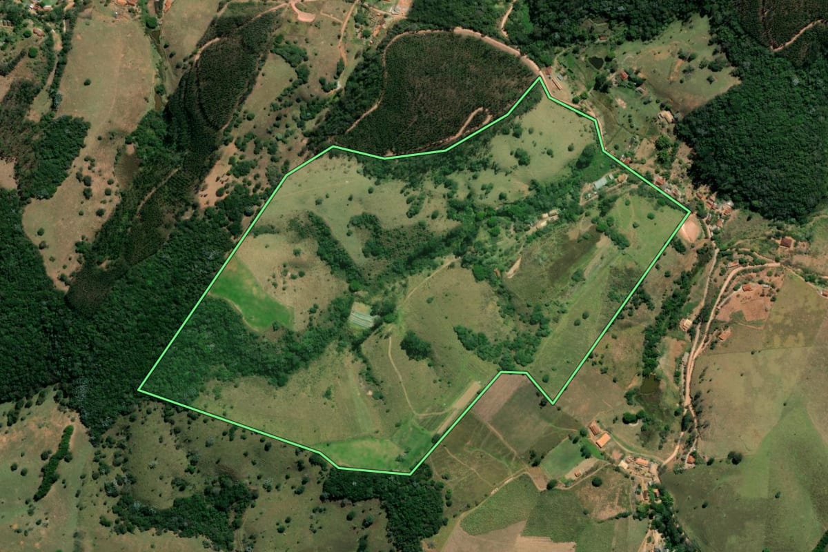Imagem de satélite do imóvel rural em São Luiz do Paraitinga (SP), com o contorno declarado no CAR desenhado por cima.