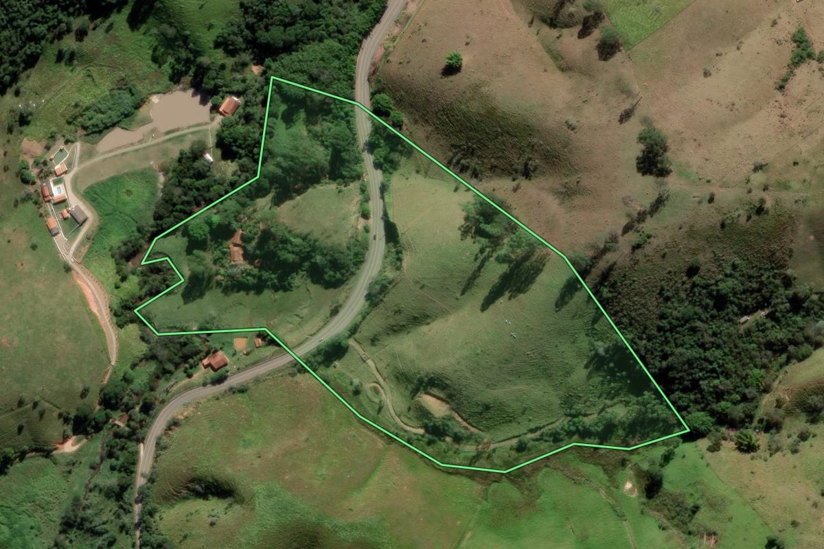 Imagem de satélite do imóvel rural em São Luiz do Paraitinga (SP), com o contorno declarado no CAR desenhado por cima.