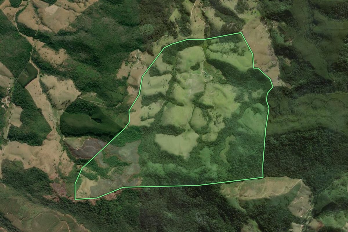 Imagem de satélite do imóvel rural em São Luiz do Paraitinga (SP), com o contorno declarado no CAR desenhado por cima.