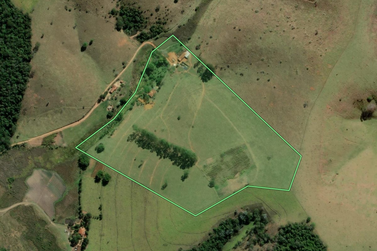 Imagem de satélite do imóvel rural em São Luiz do Paraitinga (SP), com o contorno declarado no CAR desenhado por cima.