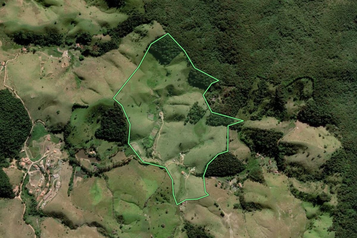 Imagem de satélite do imóvel rural em São Luiz do Paraitinga (SP), com o contorno declarado no CAR desenhado por cima.