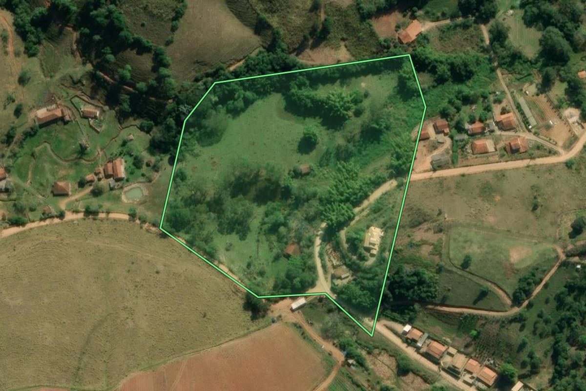 Imagem de satélite do imóvel rural em São Luiz do Paraitinga (SP), com o contorno declarado no CAR desenhado por cima.