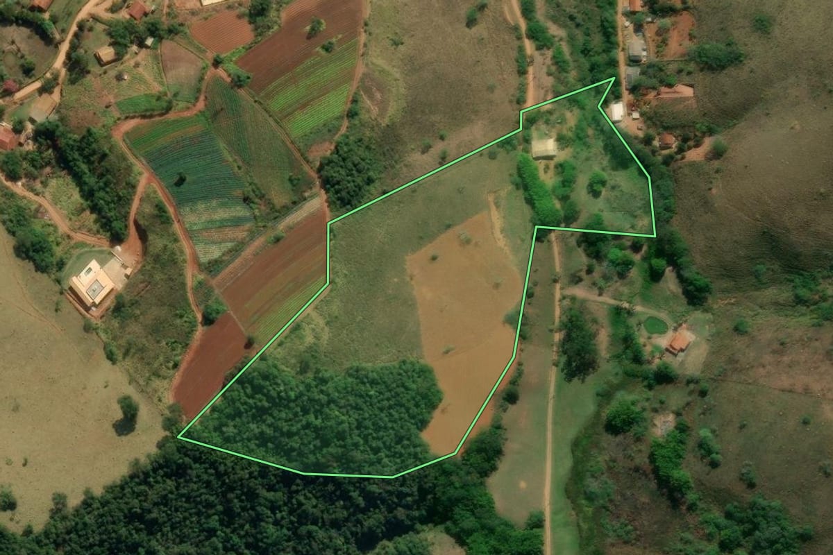 Imagem de satélite do imóvel rural em São Luiz do Paraitinga (SP), com o contorno declarado no CAR desenhado por cima.