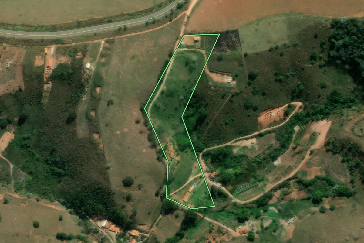 Imagem de satélite do imóvel rural em São Luiz do Paraitinga (SP), com o contorno declarado no CAR desenhado por cima.