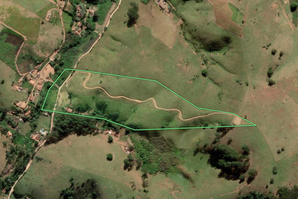 Imagem de satélite do imóvel rural em São Luiz do Paraitinga (SP), com o contorno declarado no CAR desenhado por cima.