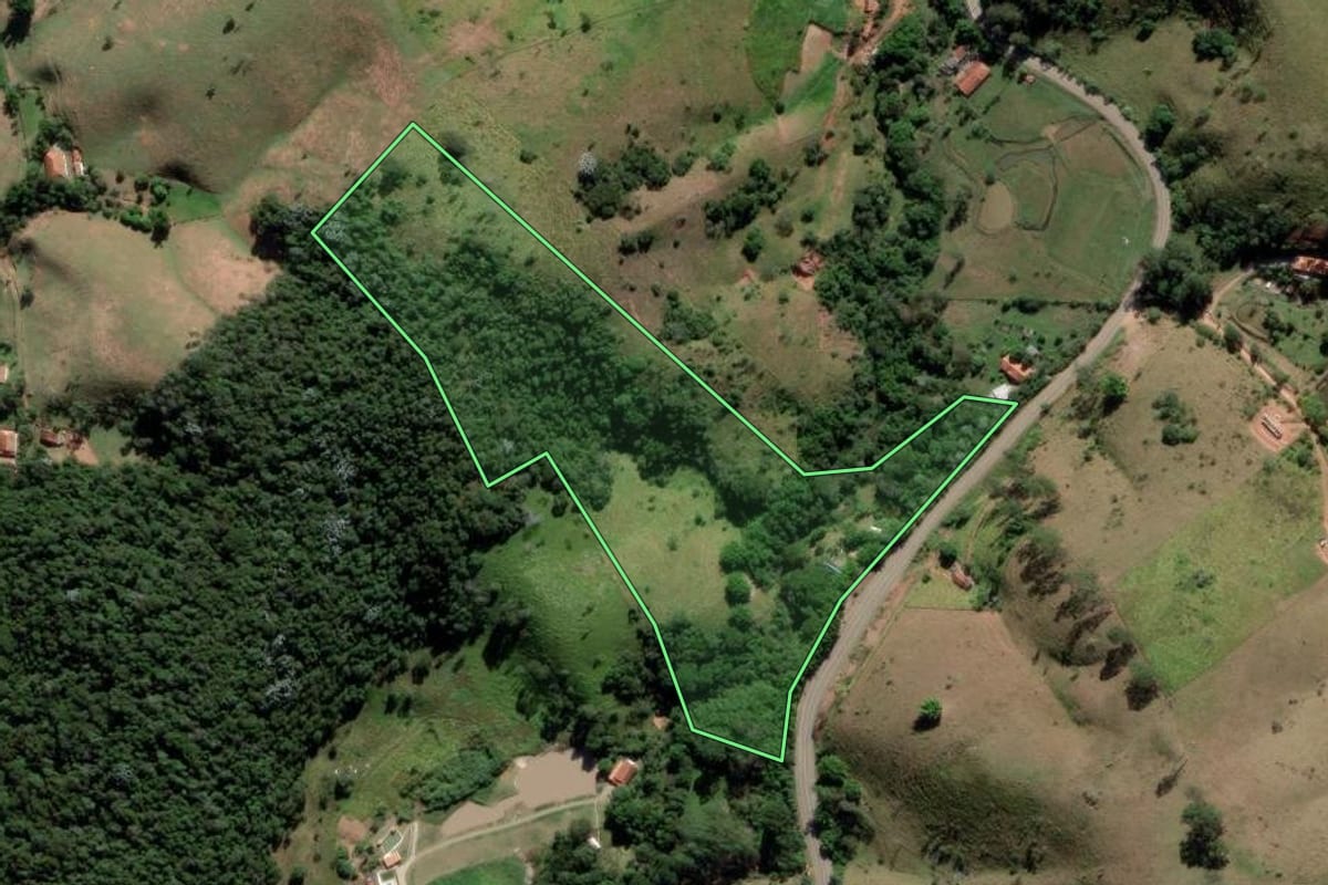 Imagem de satélite do imóvel rural em São Luiz do Paraitinga (SP), com o contorno declarado no CAR desenhado por cima.