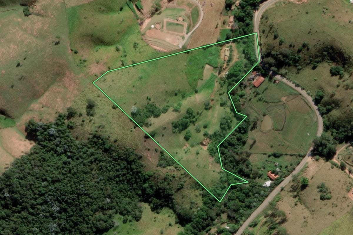 Imagem de satélite do imóvel rural em São Luiz do Paraitinga (SP), com o contorno declarado no CAR desenhado por cima.