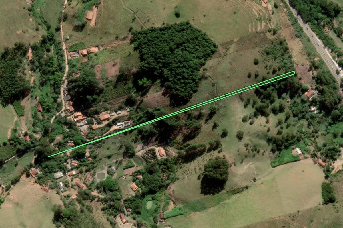 Imagem de satélite do imóvel rural em São Luiz do Paraitinga (SP), com o contorno declarado no CAR desenhado por cima.