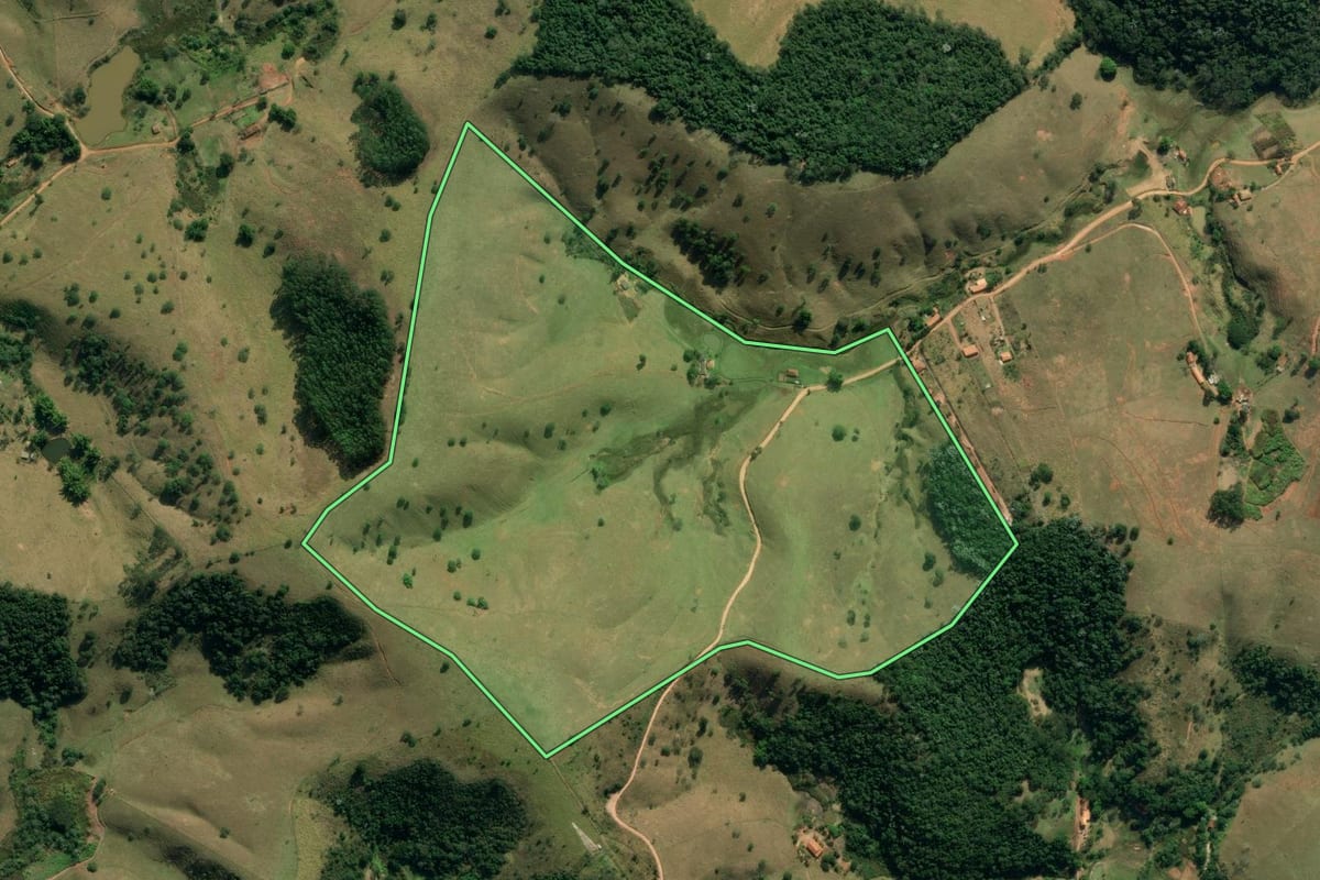 Imagem de satélite do imóvel rural em São Luiz do Paraitinga (SP), com o contorno declarado no CAR desenhado por cima.