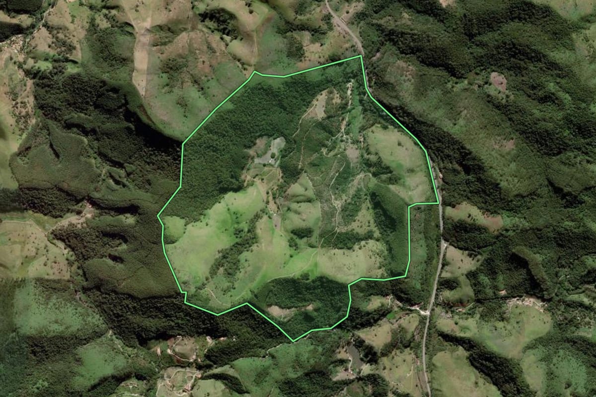 Imagem de satélite do imóvel rural em São Luiz do Paraitinga (SP), com o contorno declarado no CAR desenhado por cima.