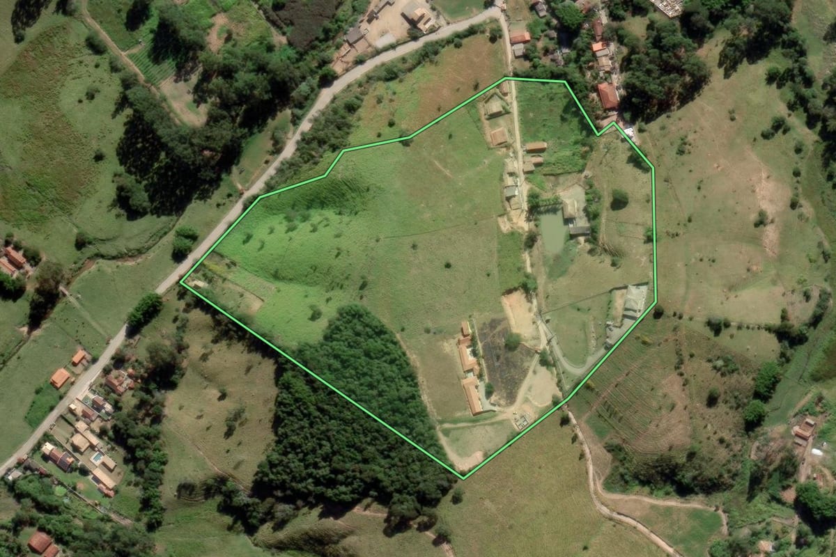 Imagem de satélite do imóvel rural em São Luiz do Paraitinga (SP), com o contorno declarado no CAR desenhado por cima.