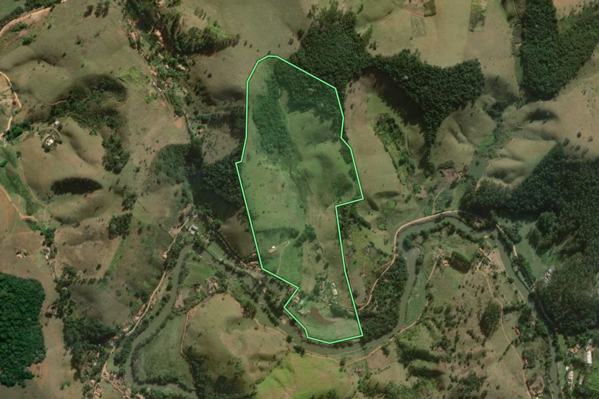 Imagem de satélite do imóvel rural em São Luiz do Paraitinga (SP), com o contorno declarado no CAR desenhado por cima.