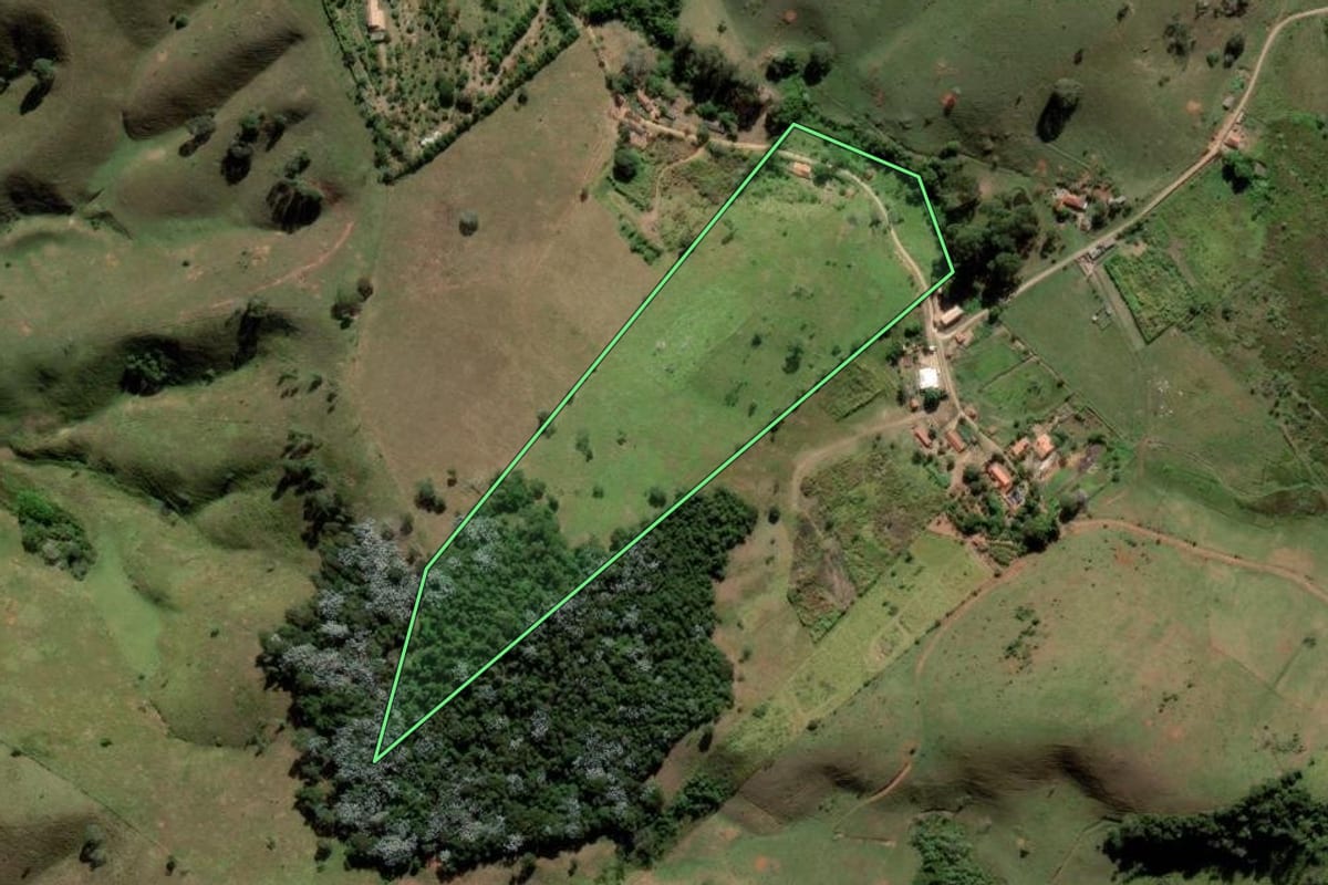Imagem de satélite do imóvel rural em São Luiz do Paraitinga (SP), com o contorno declarado no CAR desenhado por cima.