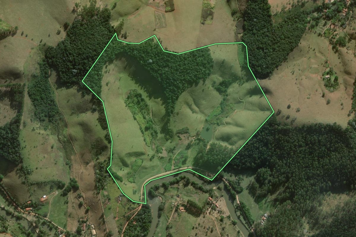 Imagem de satélite do imóvel rural em São Luiz do Paraitinga (SP), com o contorno declarado no CAR desenhado por cima.