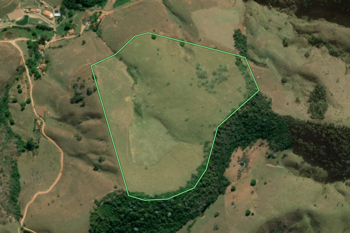 Imagem de satélite do imóvel rural em São Luiz do Paraitinga (SP), com o contorno declarado no CAR desenhado por cima.