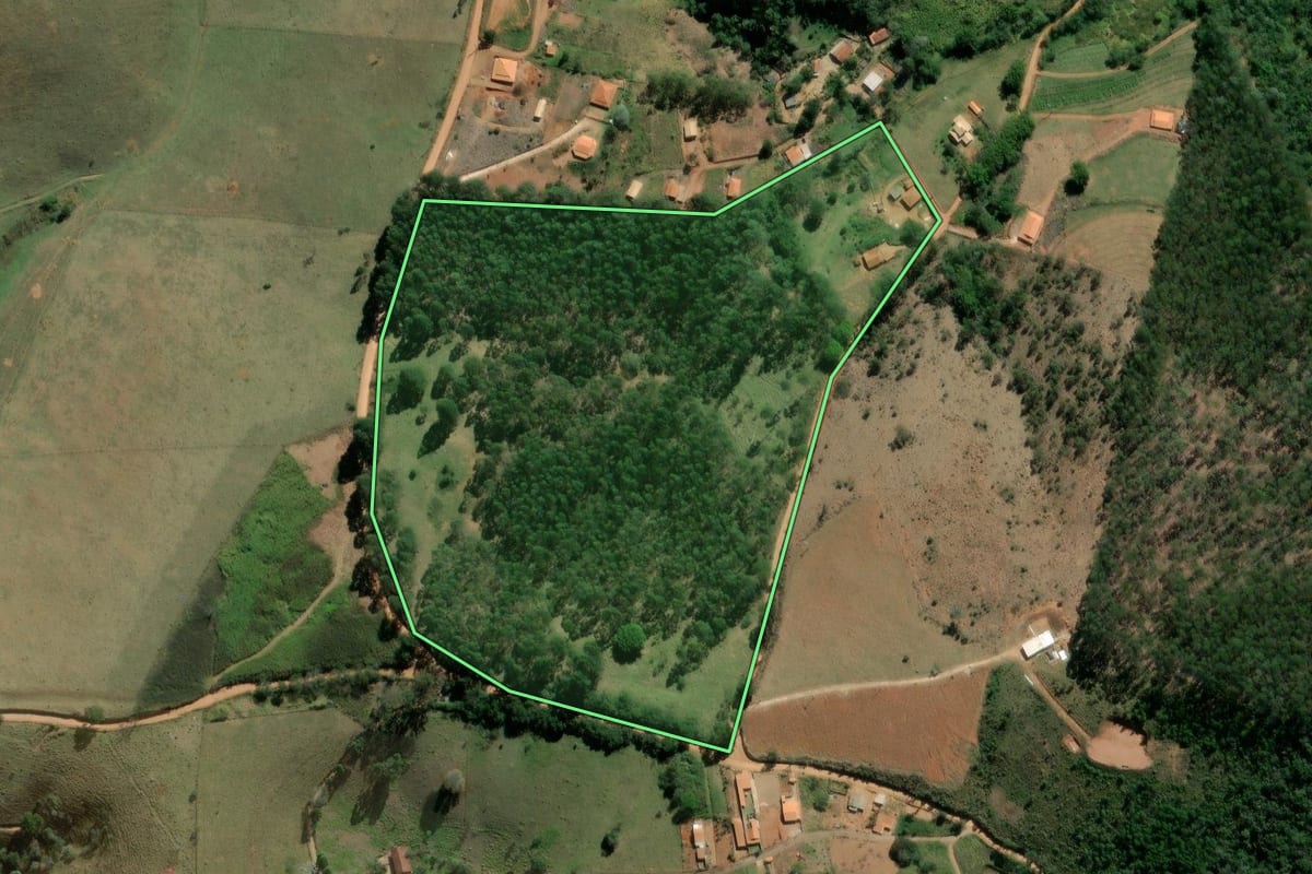 Imagem de satélite do imóvel rural em São Luiz do Paraitinga (SP), com o contorno declarado no CAR desenhado por cima.