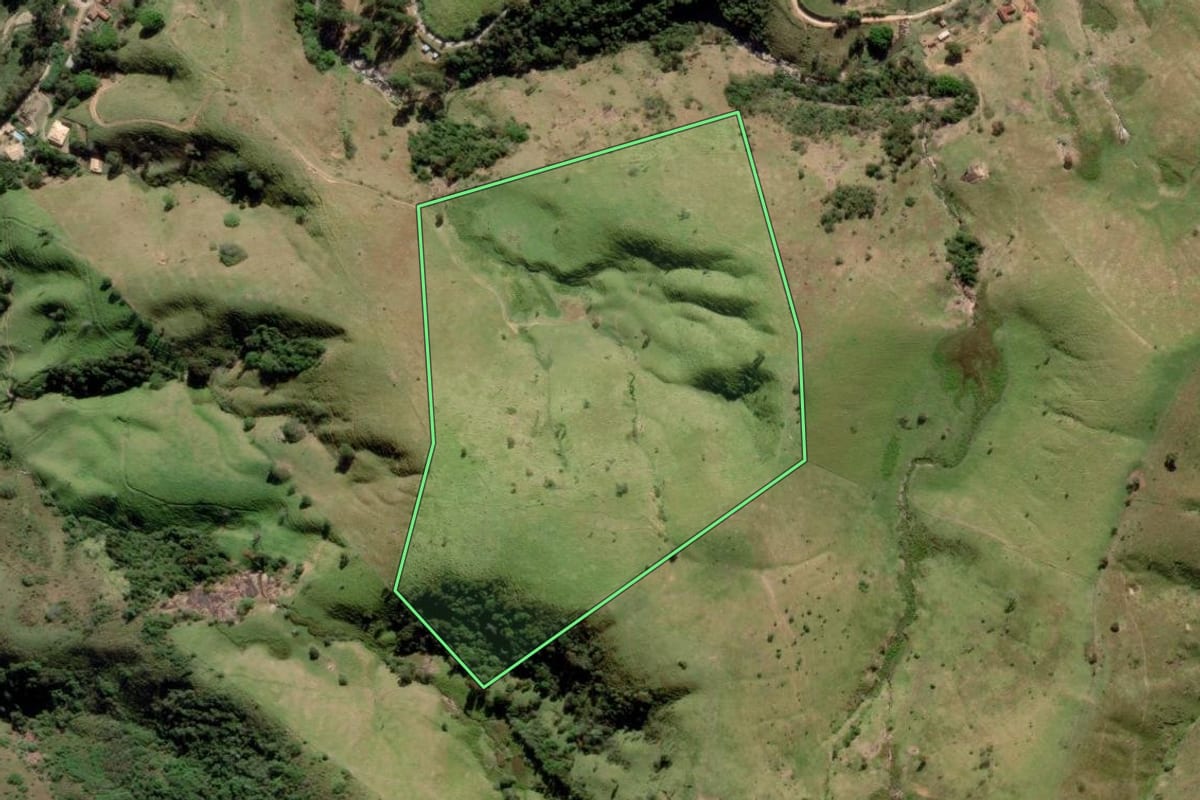 Imagem de satélite do imóvel rural em São Luiz do Paraitinga (SP), com o contorno declarado no CAR desenhado por cima.