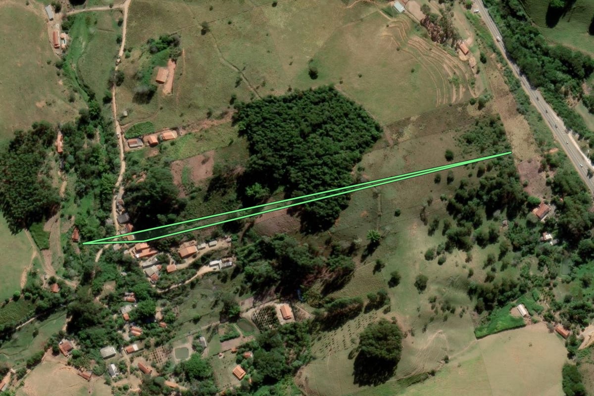 Imagem de satélite do imóvel rural em São Luiz do Paraitinga (SP), com o contorno declarado no CAR desenhado por cima.