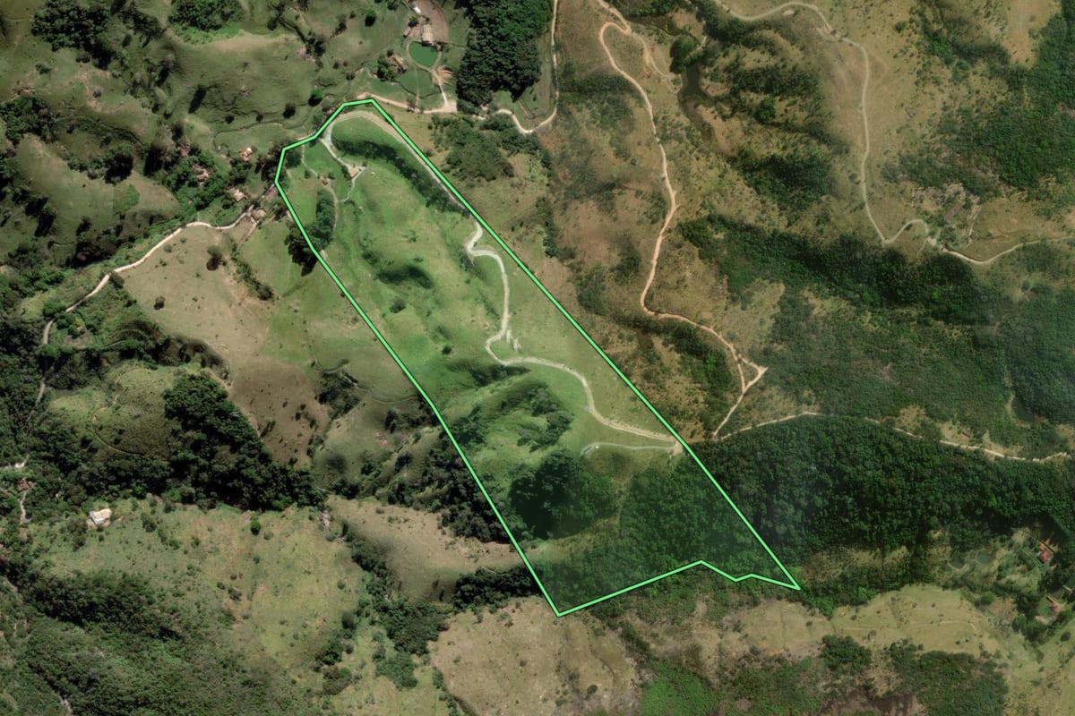 Imagem de satélite do imóvel rural em São Luiz do Paraitinga (SP), com o contorno declarado no CAR desenhado por cima.