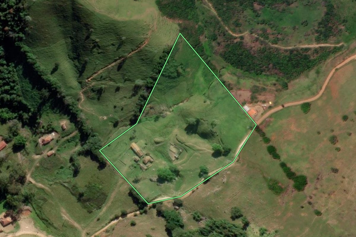 Imagem de satélite do imóvel rural em São Luiz do Paraitinga (SP), com o contorno declarado no CAR desenhado por cima.