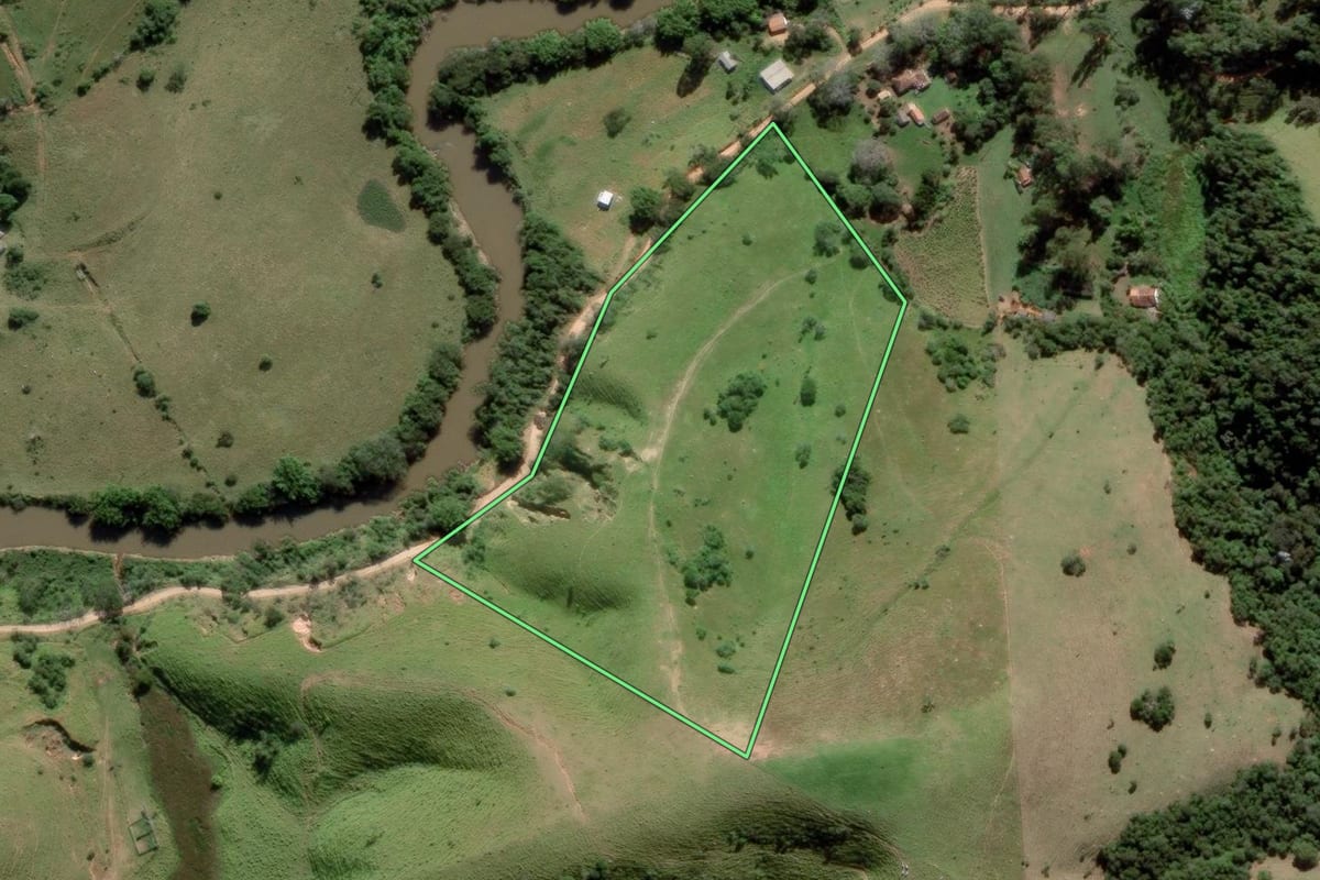 Imagem de satélite do imóvel rural em São Luiz do Paraitinga (SP), com o contorno declarado no CAR desenhado por cima.