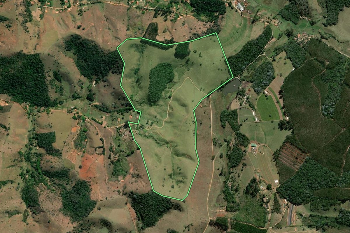 Imagem de satélite do imóvel rural em São Luiz do Paraitinga (SP), com o contorno declarado no CAR desenhado por cima.
