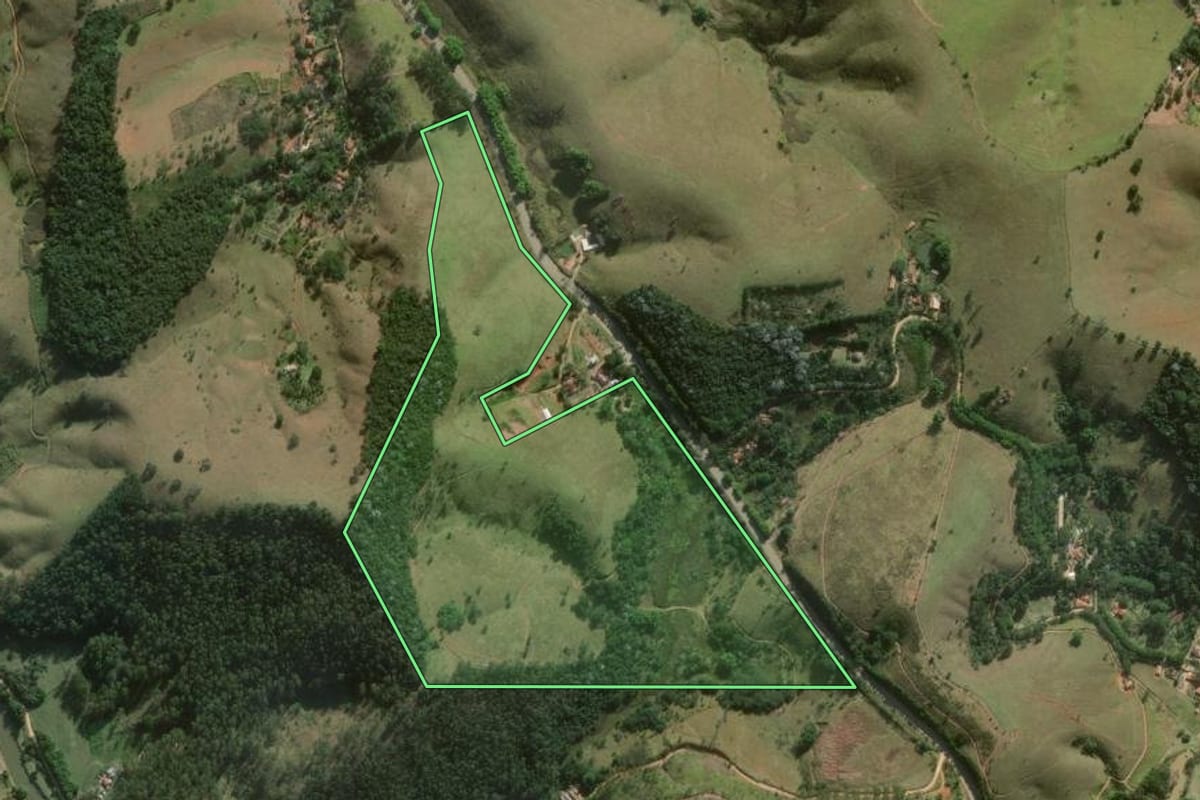 Imagem de satélite do imóvel rural em São Luiz do Paraitinga (SP), com o contorno declarado no CAR desenhado por cima.